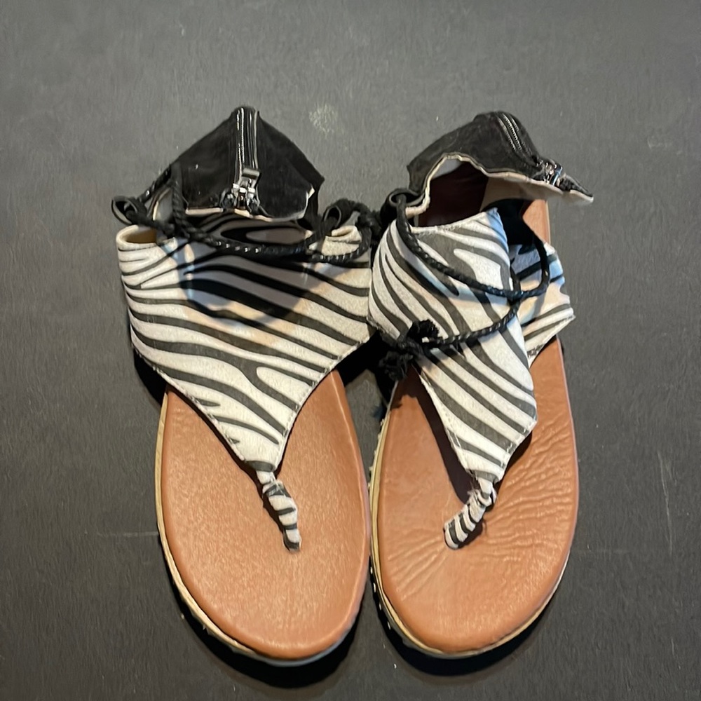 Ladies sandals size 8